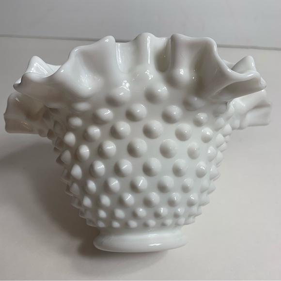Vintage milk glass hobnail ruffle candy dish bowl. Lovely classic piece - Picture 4 of 11